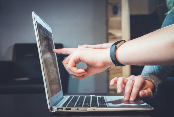 Une personne qui montre le contenu qui se trouve à l'écran