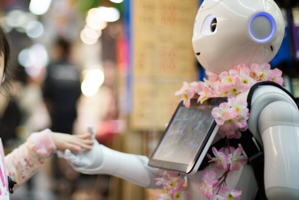 Un robot tenant la main d'une petite fille