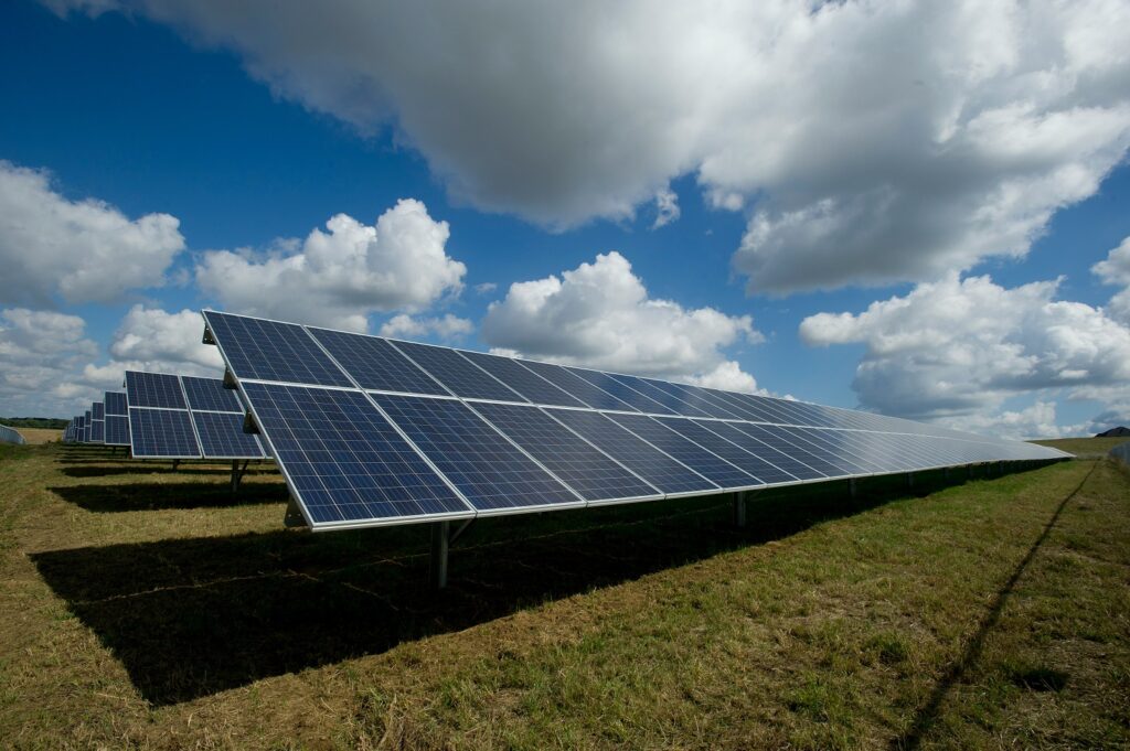 Photovoltaïque : rencontre sur la réindustrialisation entre le Secrétariat général pour l'investissement chargé de France 2030 et les sociétés DualSun et Carbon ©lejournaldesentreprises.com