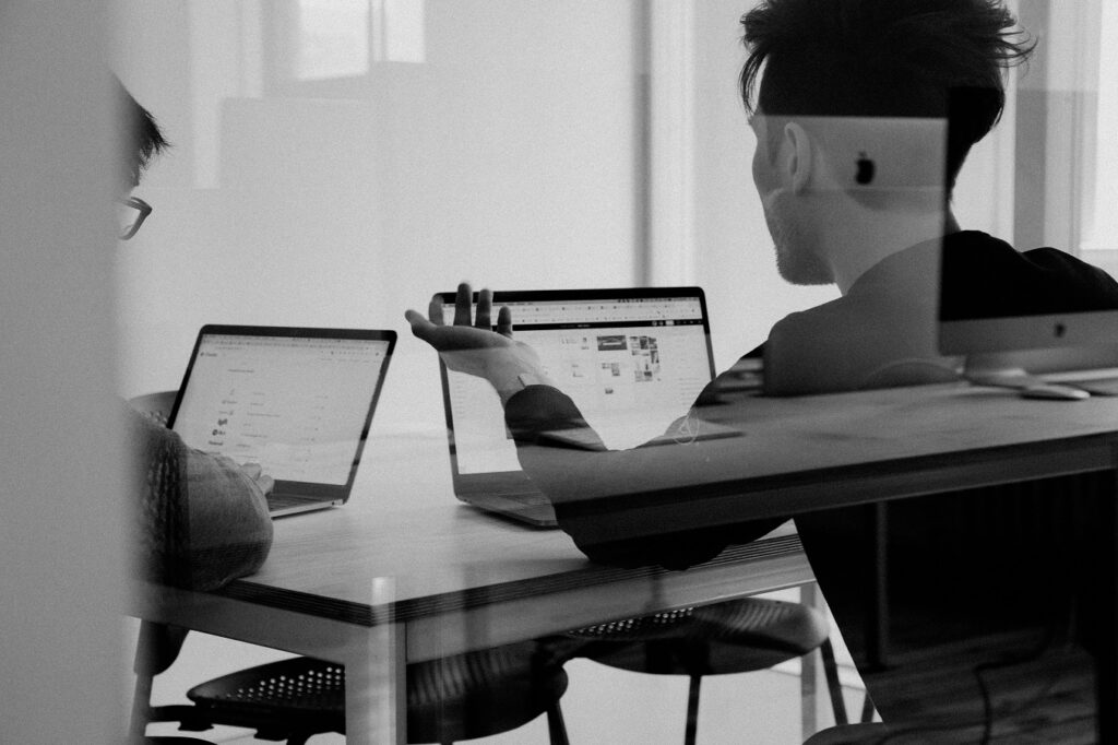 RSE et son implication dans la veille législative - ©Charles Deluvio - Unsplash.com